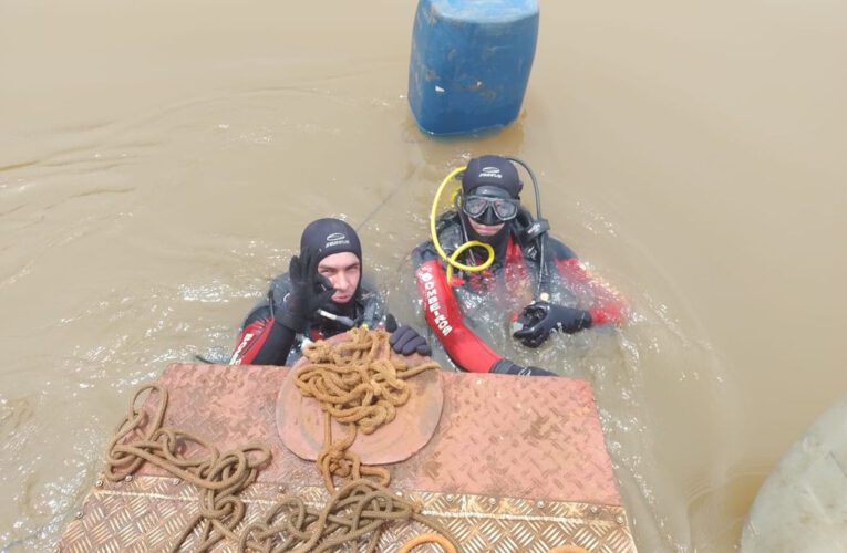 Mergulhadores seguem buscas por homem desaparecido em naufrágio de balsa no Rio Uruguai