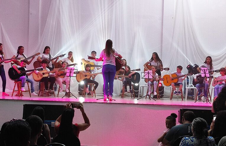 Mostra das oficinas de balé e violão encanta público em Rodeio Bonito