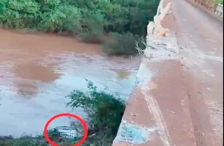 Carro cai da ponte no rio Comandaí entre Cerro Largo e Campina das Missões