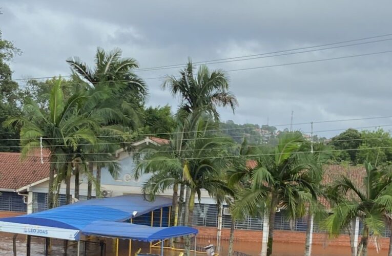 MAIS DE 6,9 MIL ESTUDANTES ESTÃO SEM AULAS UM MÊS APÓS ENCHENTES INUNDAREM ESCOLAS NO RS